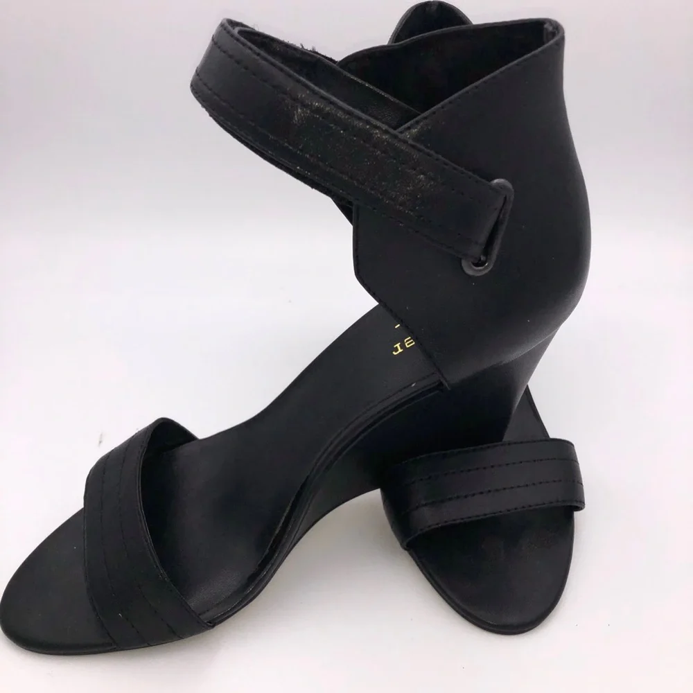 Nicole Miller Lafayette‎ Wedge Size 10